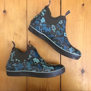 7 BOGS Mattie Corsage Rain Shoe Boot